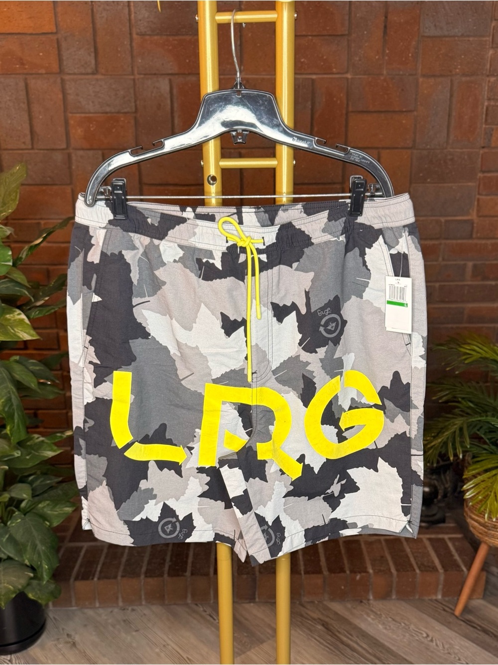 LRG Camo Leaf Print Graphic Shorts Gray Neon Yellow Men's Large NWT